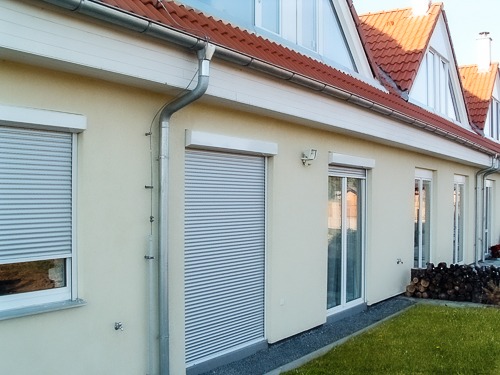 Vorbaurollladen am Gebäude