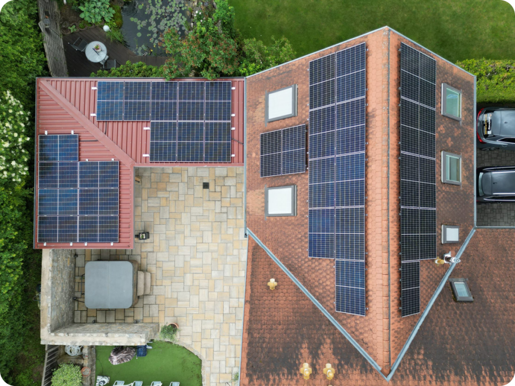 Sattel- & Flachdachanlage Bad Windsheim (15 kWp, 10 kWh Huawei-Speicher, 22-kW-Wallbox)
