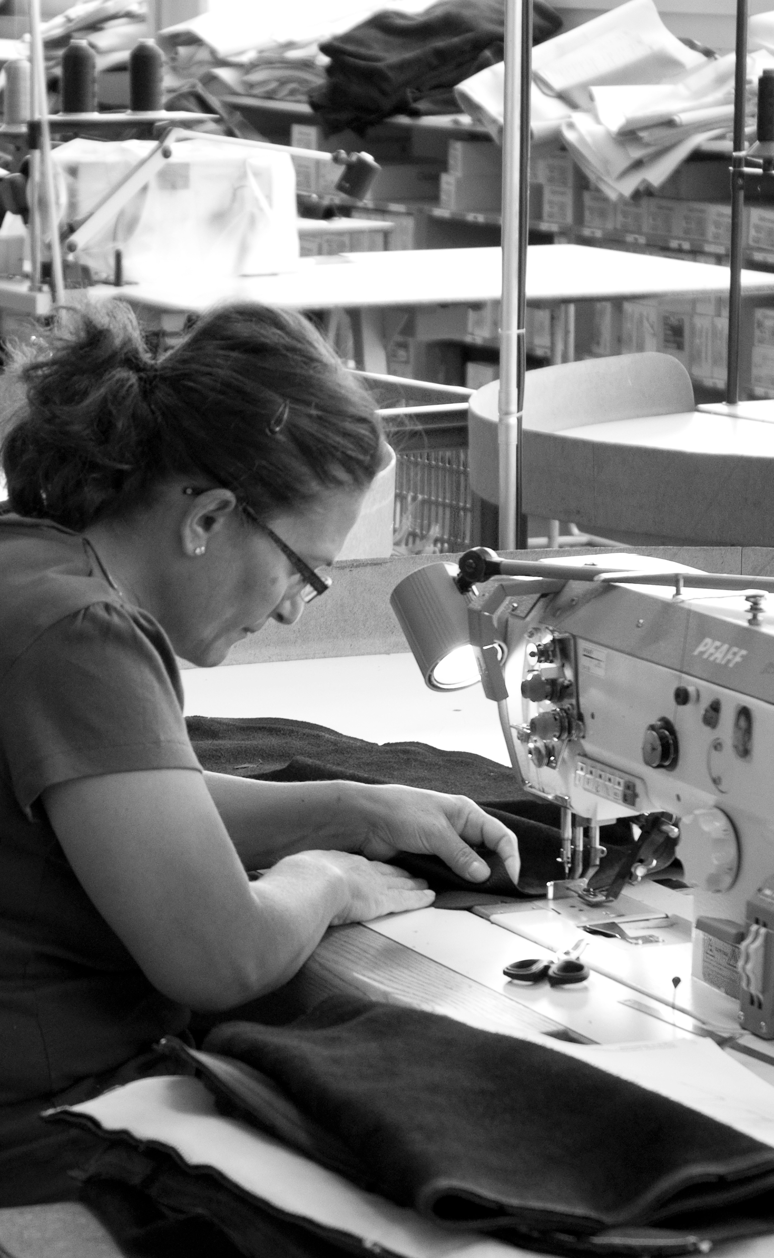 Fachhandwerker bei der Polsterarbeit