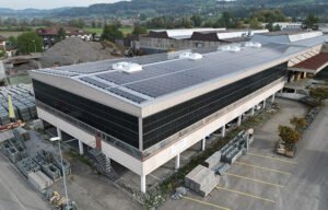 Photovoltaik-Anlage auf Dach und Fassade (1600 m²)