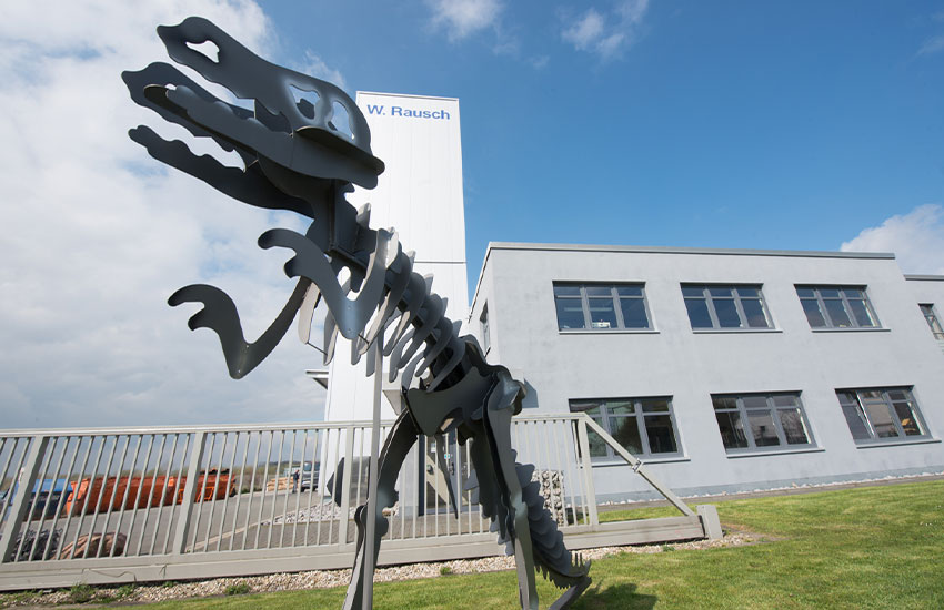 Der Blechdino vor dem Firmengebäude