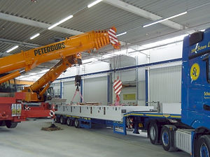 Abtransport eines massiven Maschinenbetts aus Mineralguss