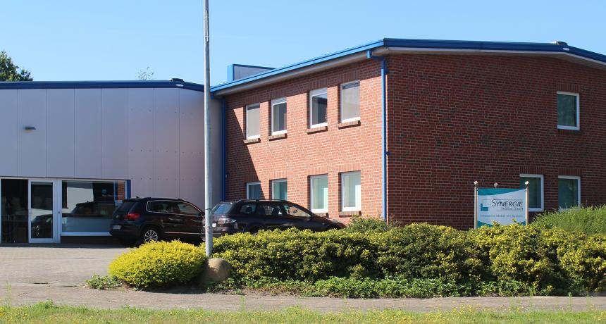 Beratungsszene im Firmengebäude