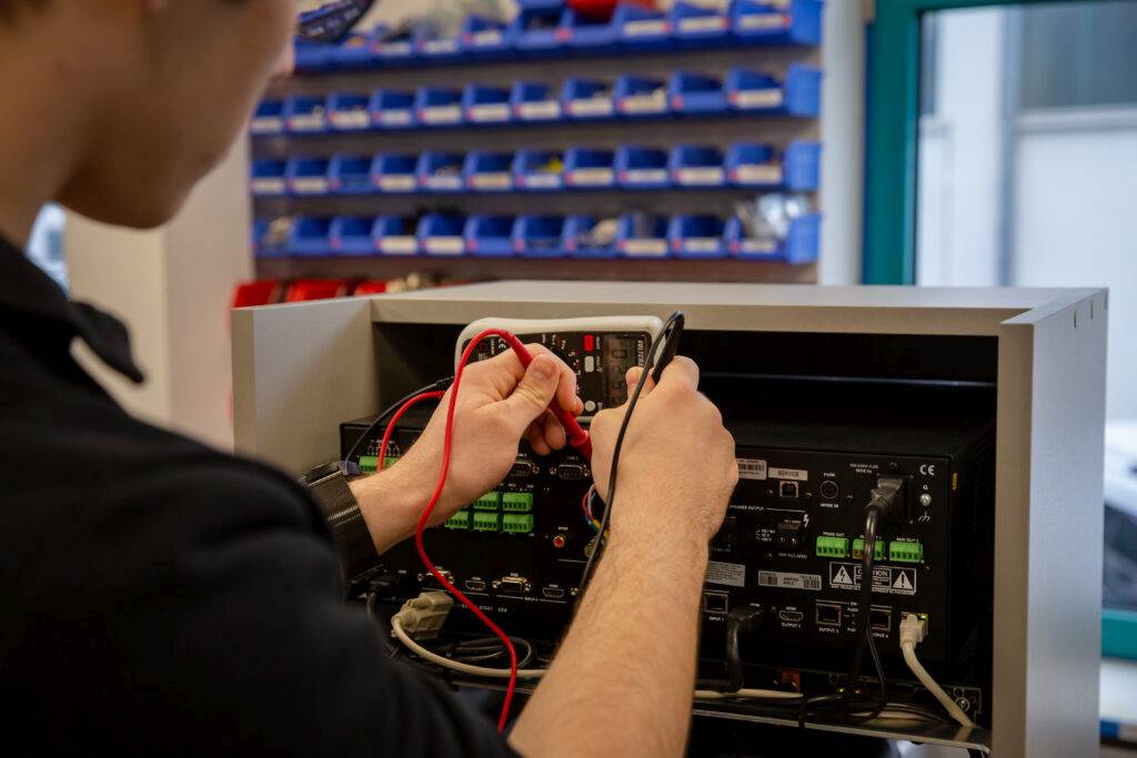 Crestron DMPS Service mit Multimeter