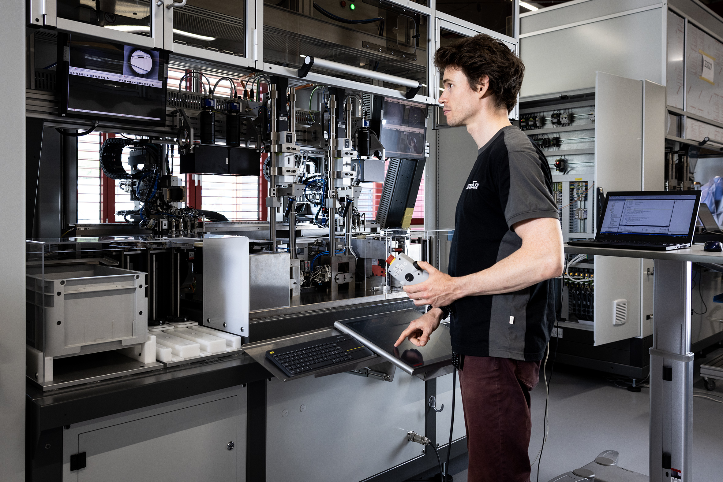 Engineer vor einer Sondermaschine