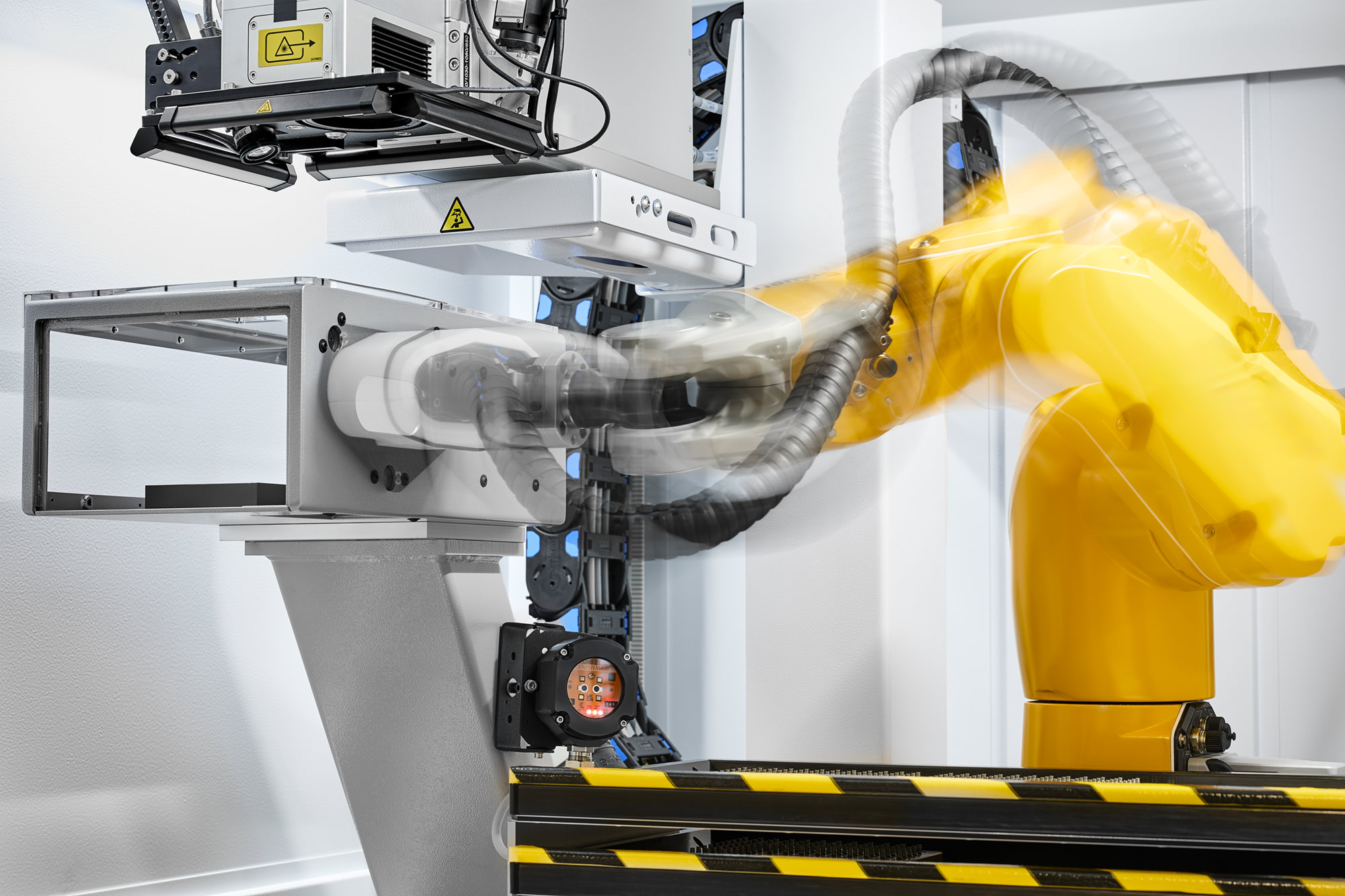Laserbeschriftungszelle RCA-7 mit Roboter-Lader