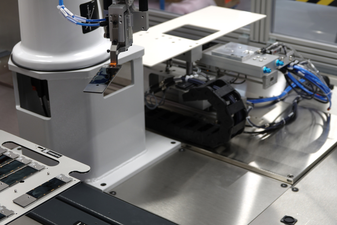 Roboterintegrierte Anlage