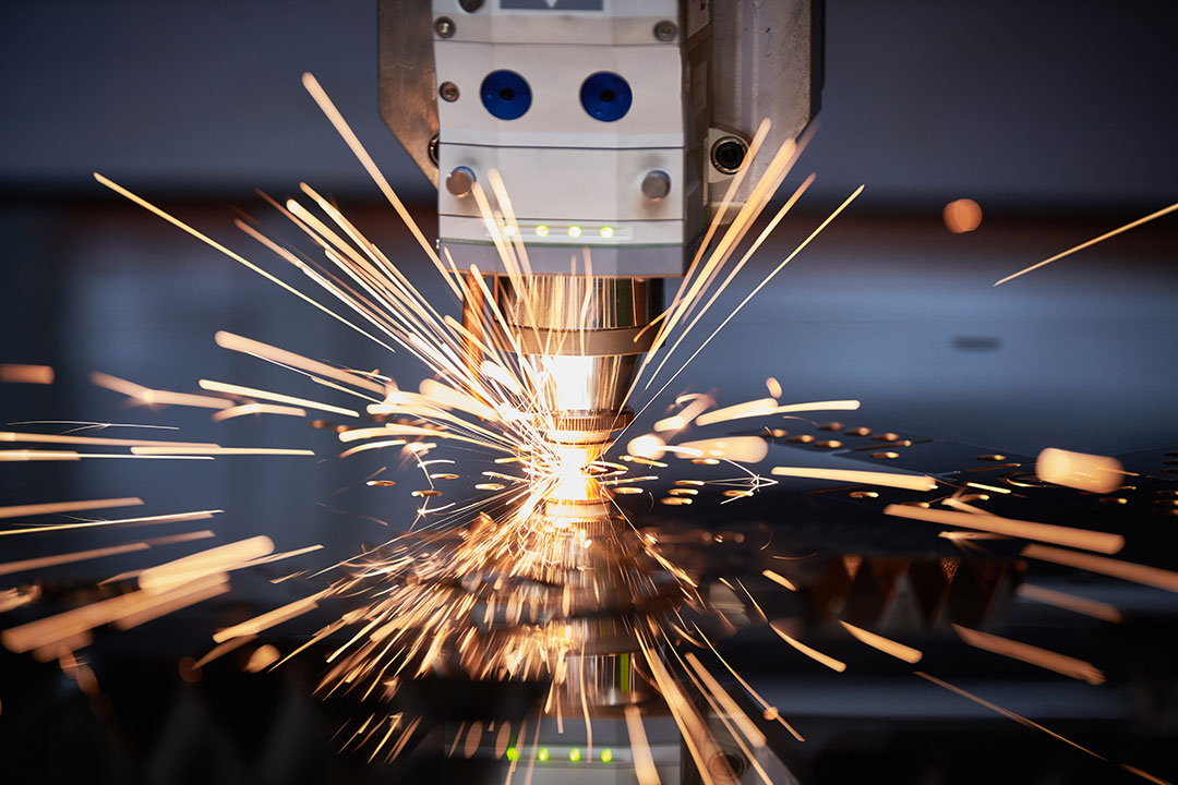 Laserkopf beim Schneiden