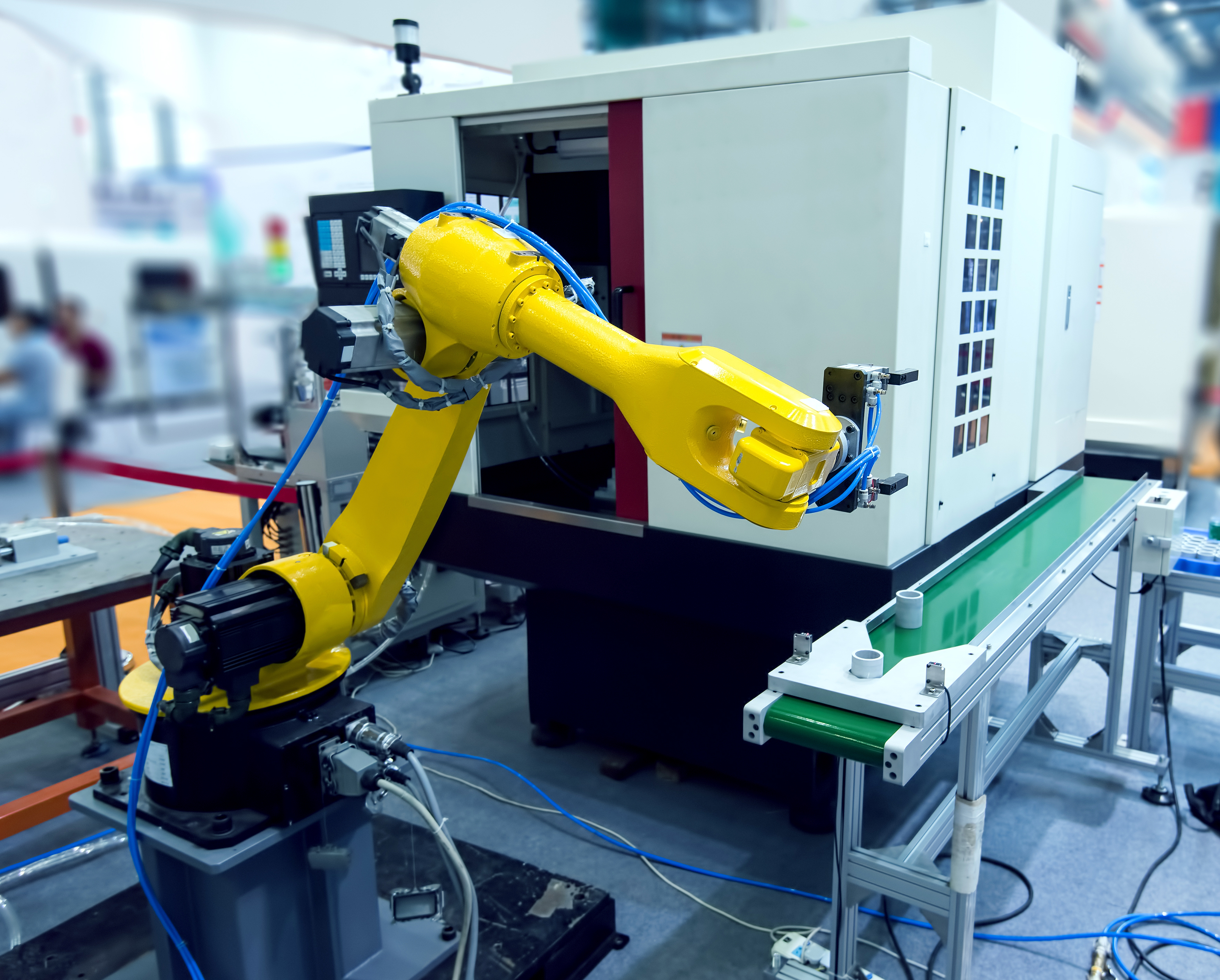 Industrieroboter bei der automatisierten Werkstückbearbeitung