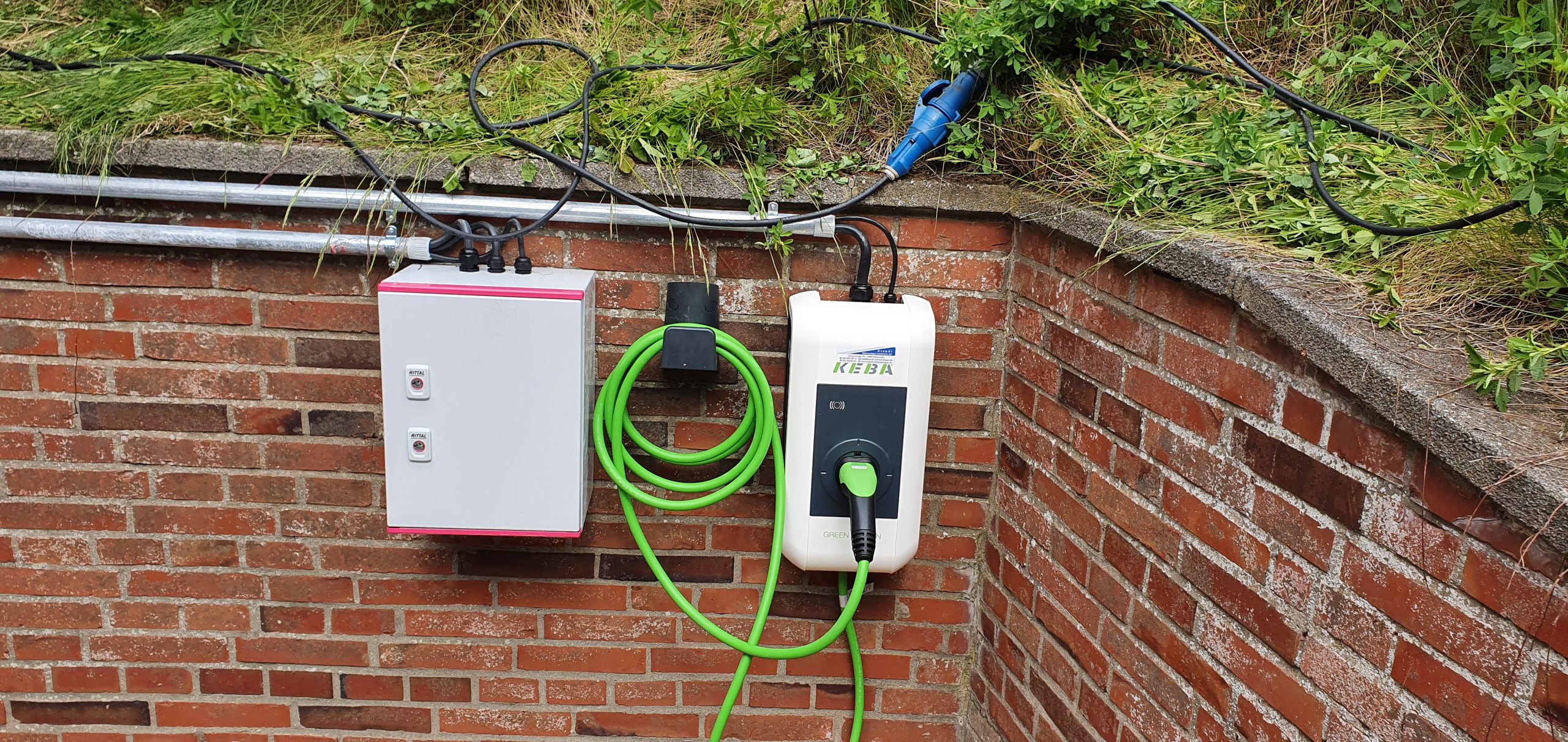 Wallbox-Installation für elektrifizierten Rettungswagen auf Helgoland