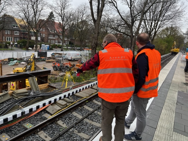 Gleisbettarbeiten unter Hochstrom in Hamburg