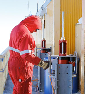Hydraulic compact jacks for building lifting
