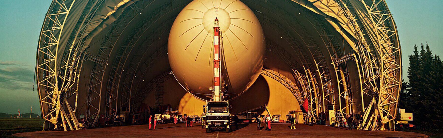 Luftschiff im Hangar