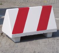 Betonschwein mit Signalstreifen