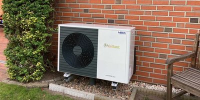Wärmepumpe an der Außenwand eines Gebäudes
