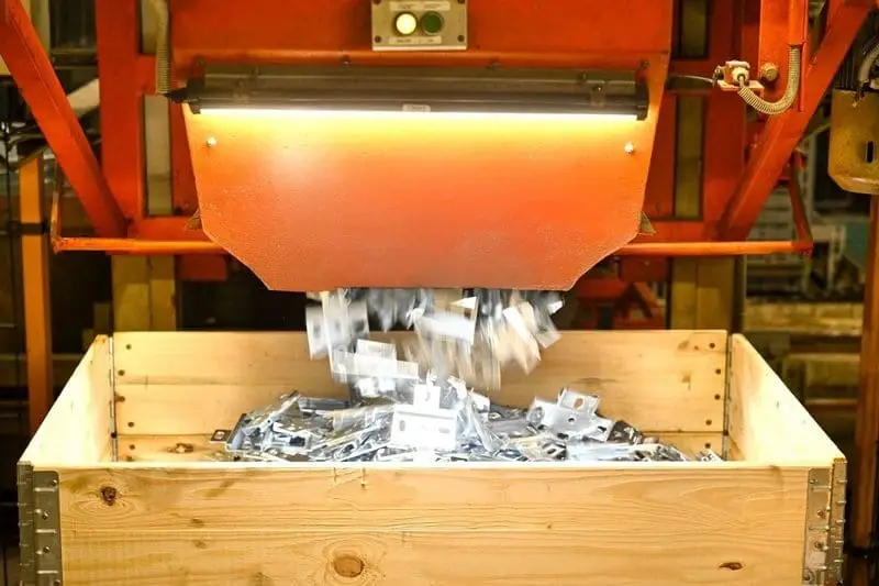 Verzinkte Metallteile am Gestell