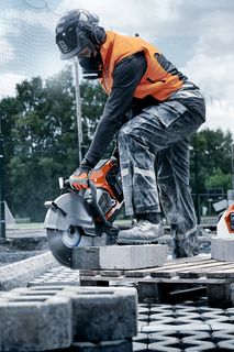 Schneiden von Betonblöcken mit Diamantwerkzeug