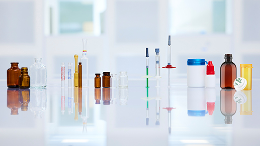 Pharmazeutische Primärverpackung aus Glas und Kunststoff