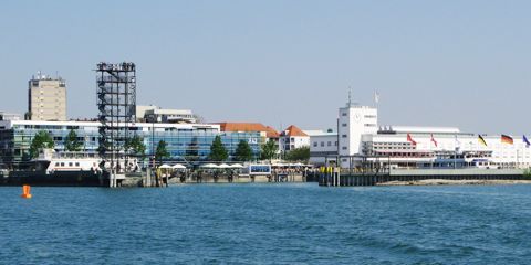 Friedrichshafen: Fährhafen mit Zeppelinmuseum
