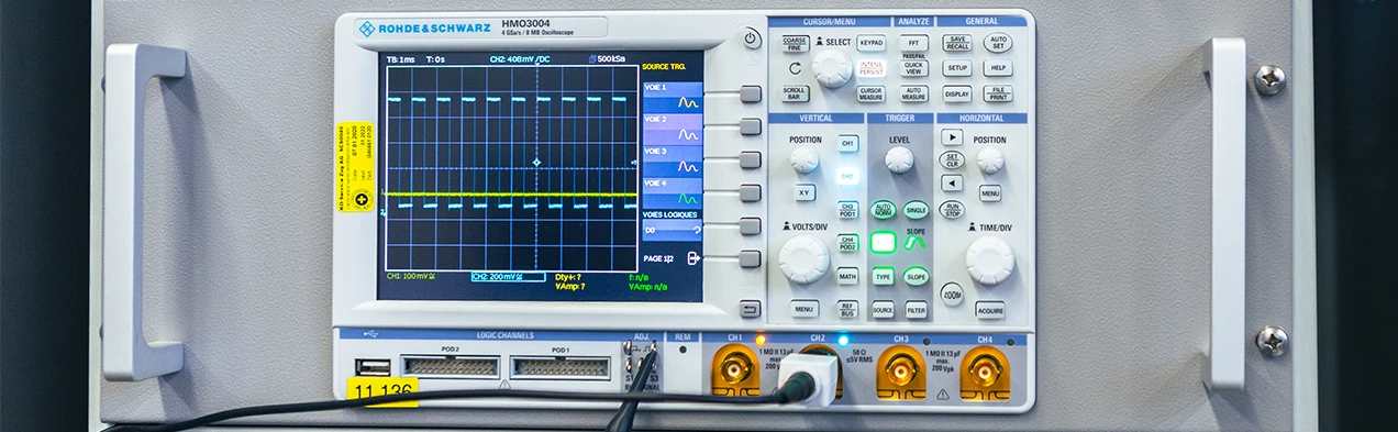19-Zoll-Rack mit Rohde & Schwarz Oszilloskop