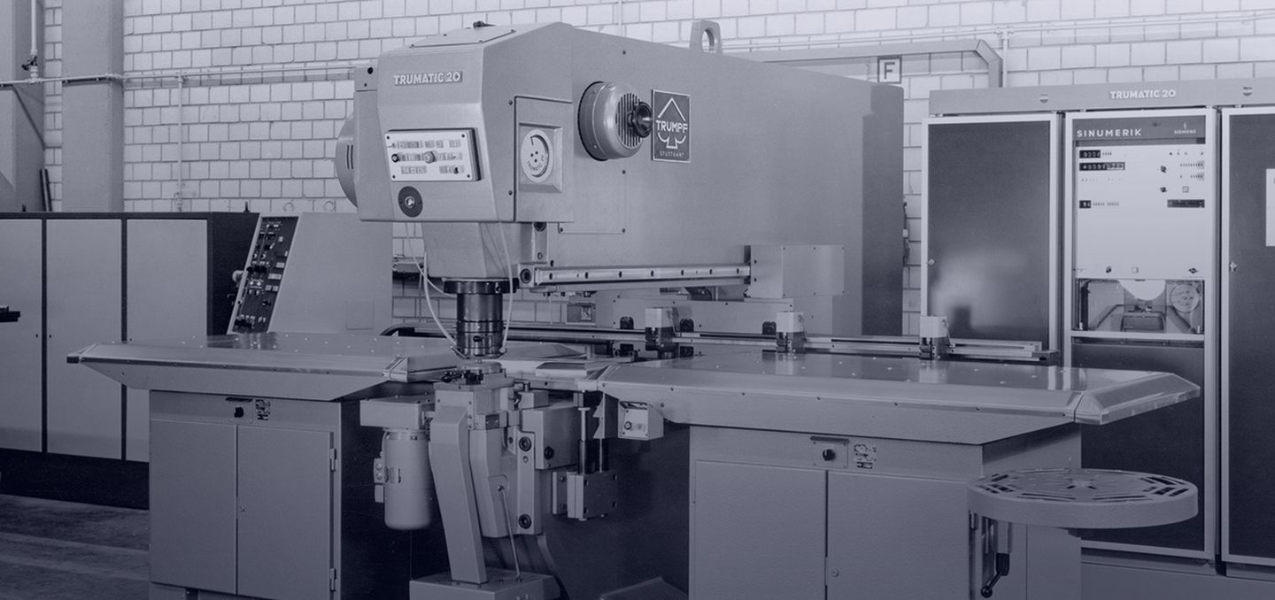 Erste Blechbearbeitungsmaschine mit numerischer Steuerung