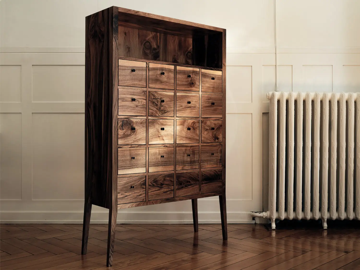 Drawer cabinet in «Frümsner» walnut