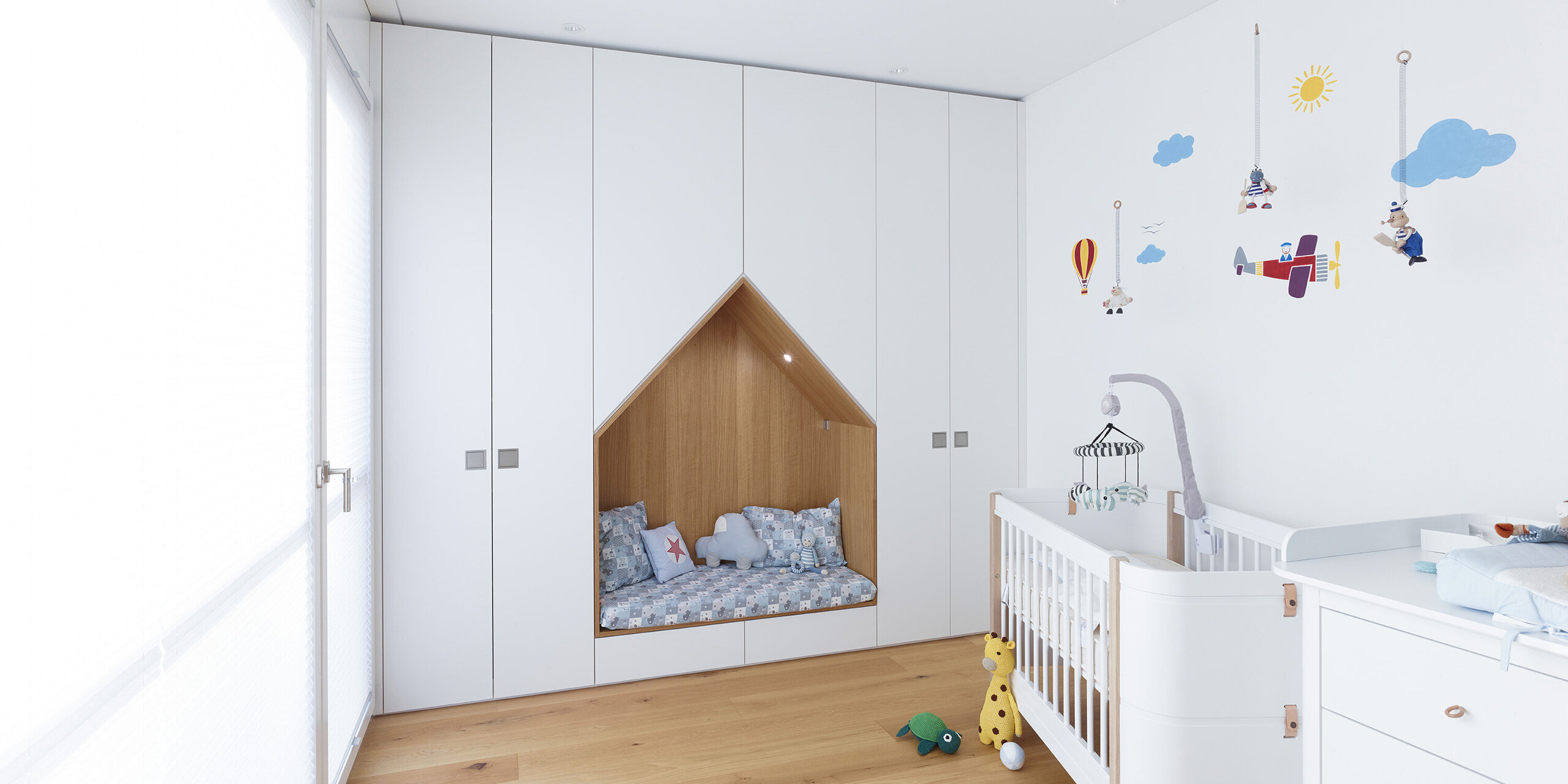Kinderzimmer-Schrank mit Nische