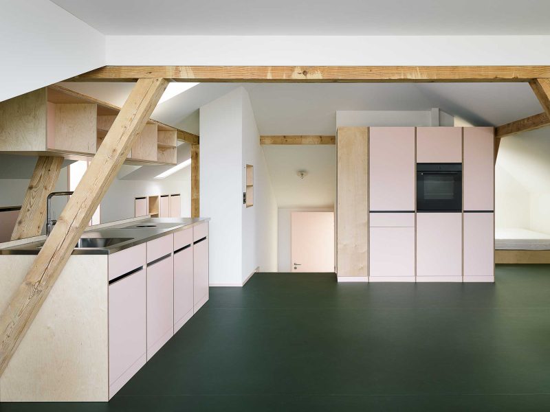 Einbauküche in rosa Multiplex mit Chromstahlabdeckung