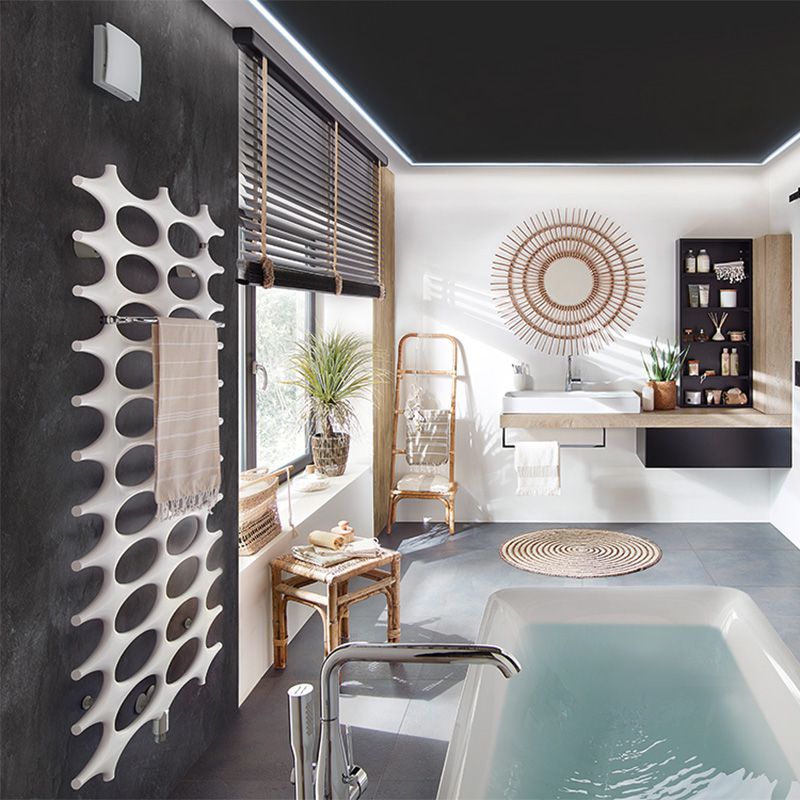 Modernes Badezimmer mit Lüfter, Heizkörper und Badewanne