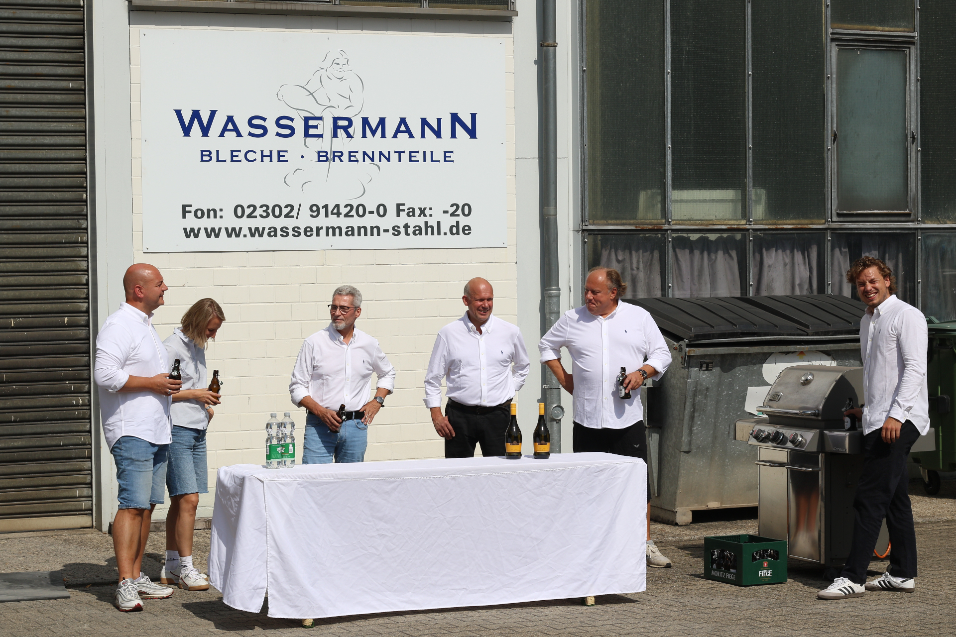 Team vor dem Firmengebäude