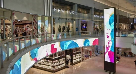 LED Display im Einkaufszentrum