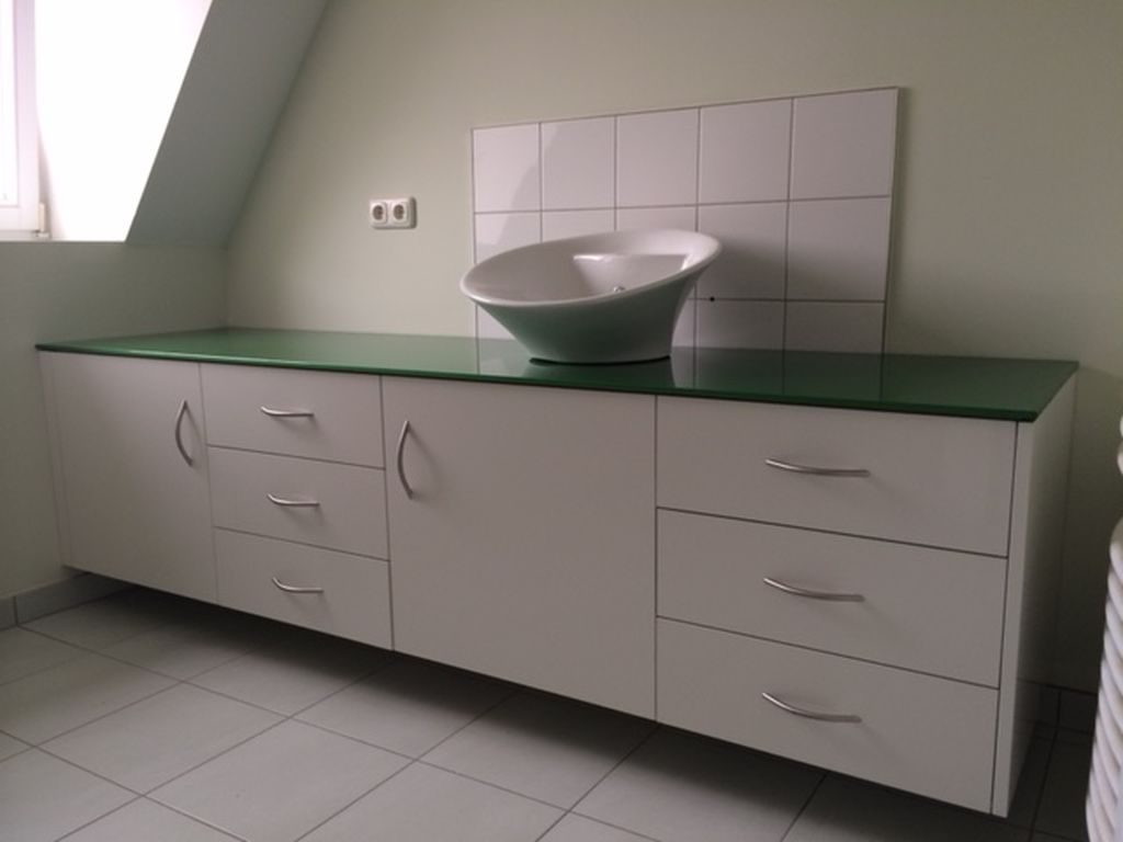 Badmöbel mit Glasplatte