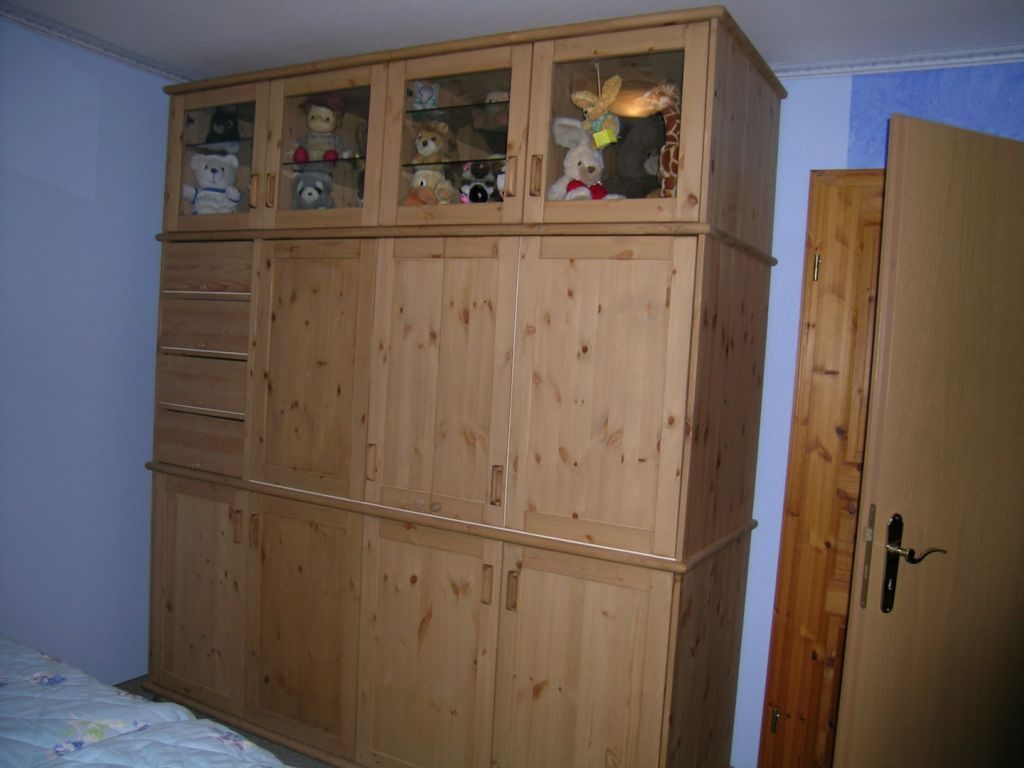 Schrank aus Kiefern-Massivholz