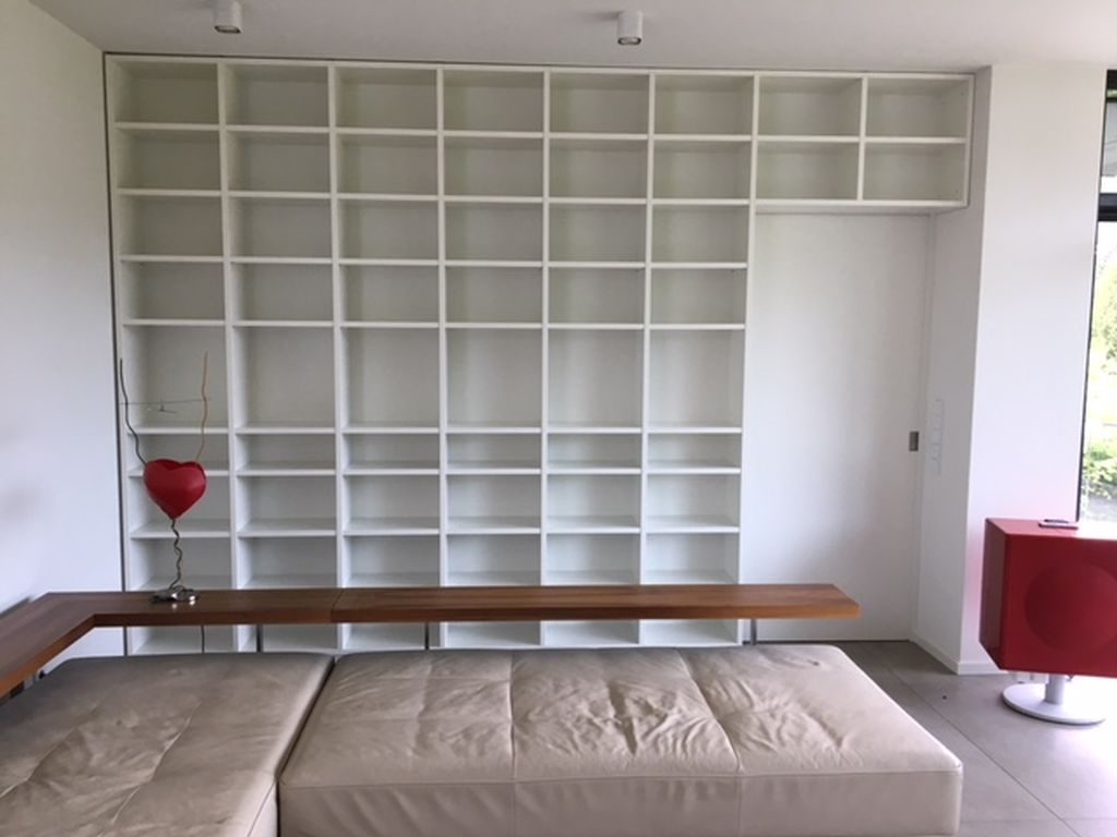 Raumhohe Regalwand mit Sitzbank