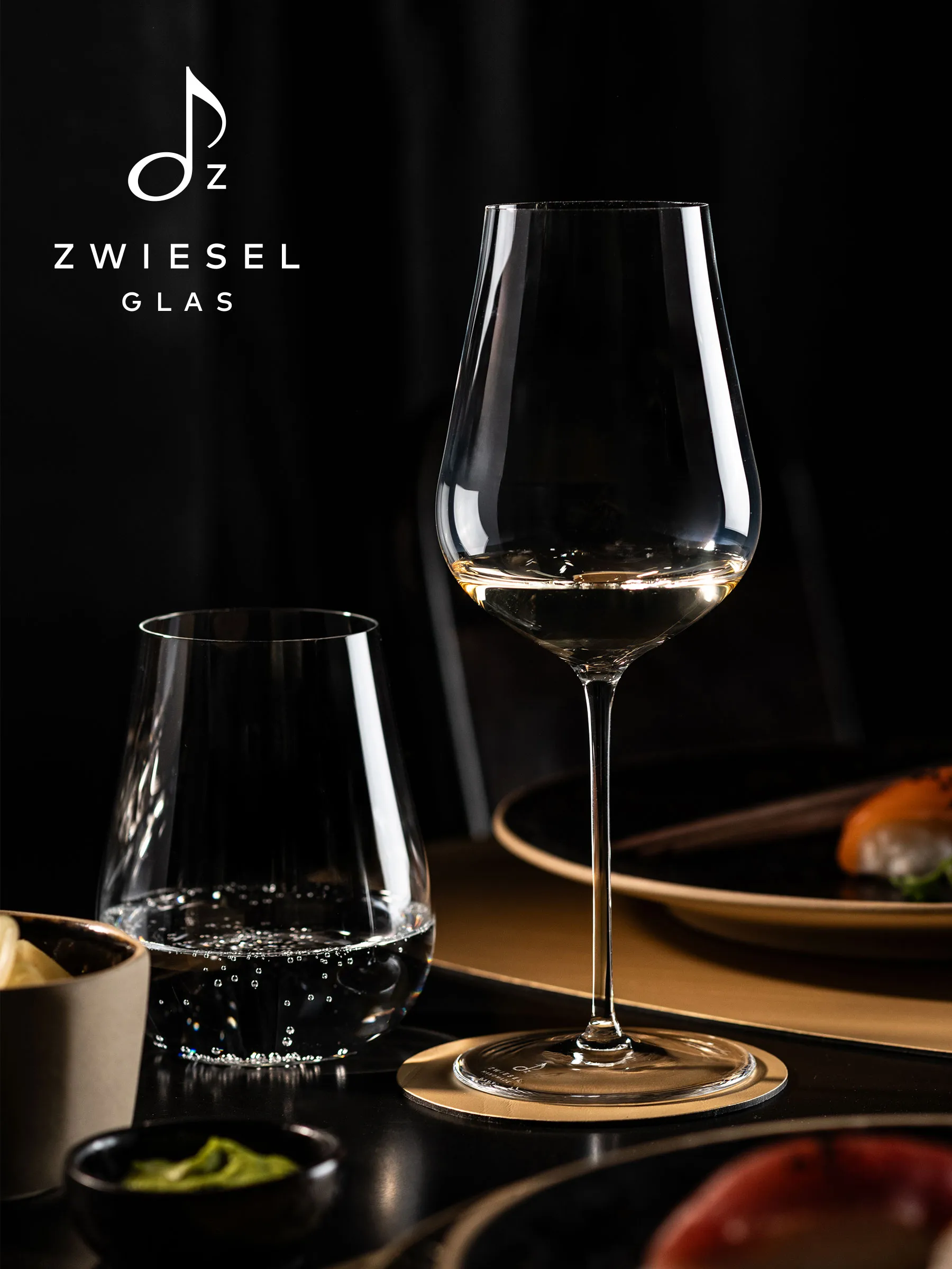 Gläser auf gedecktem Tisch