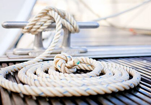 Yacht-Tauwerk an der Klampe