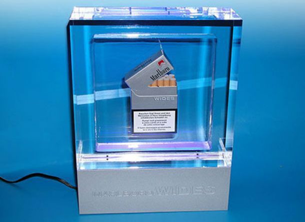 Marlboro-Display mit Aluminiumsockel
