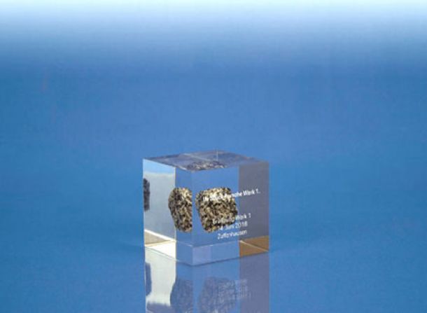 Acrylwürfel mit Stein-Einbettung