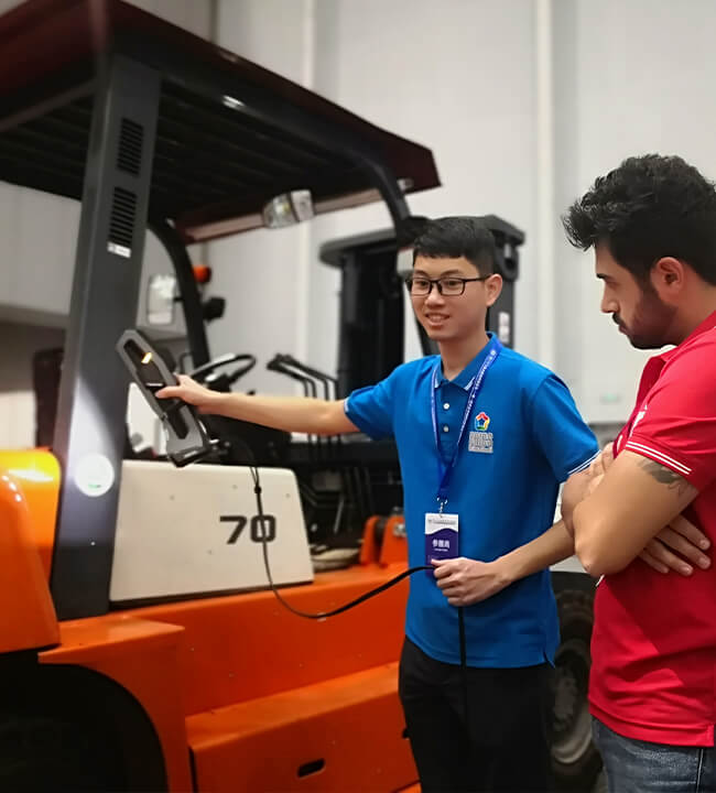 Demonstration eines Creaform 3D-Scanners an einem Industriefahrzeug im