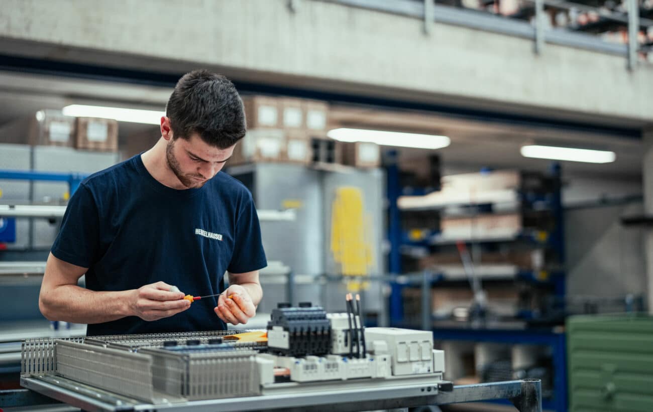 Elektrotechniker bei der Fertigung einer Schaltanlage