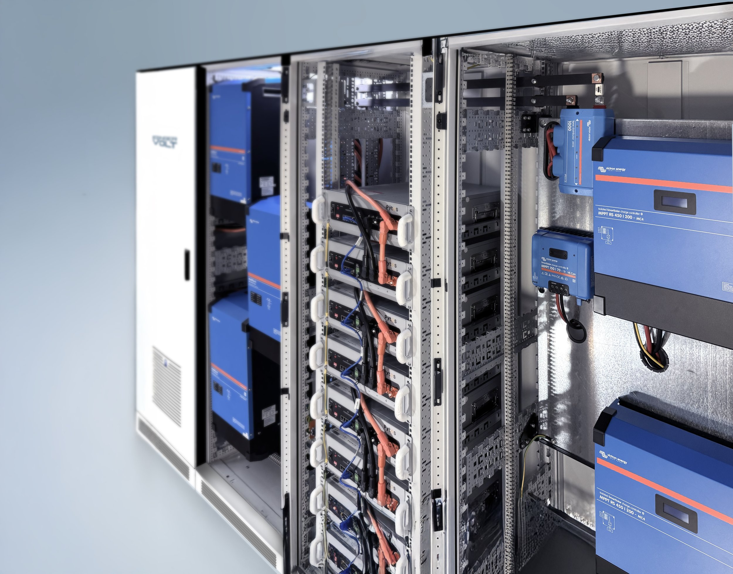 Modularer Batteriespeicher mit Victron-Energy-Wechselrichtern