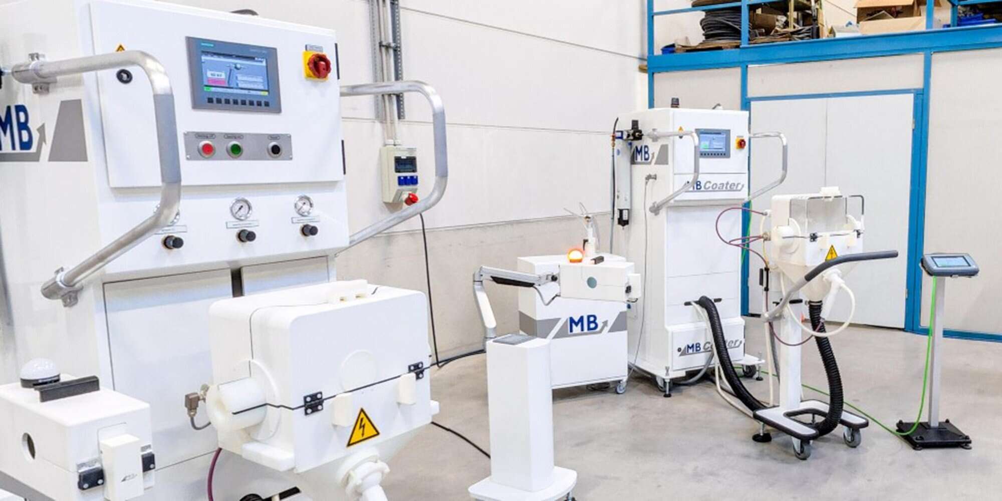 Messestand mit der MB Coater Bepuderungsmaschine
