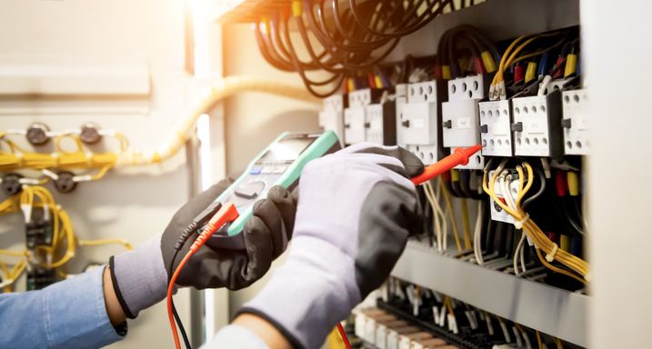 Elektroinstallation und Messung