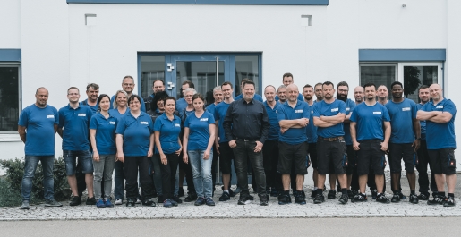 Team von M+S in der Produktionshalle