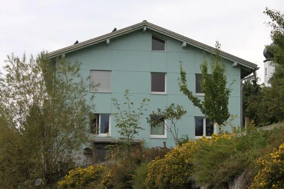 Wohnhaus mit Fassadenverkleidung