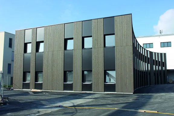 Wohnbaufassade mit Kunststoffpaneelen