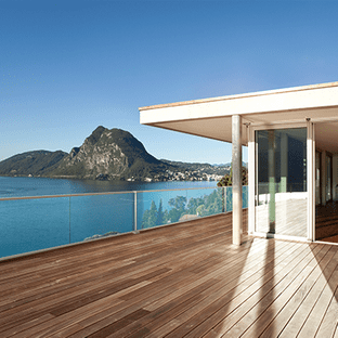 Brüstungsverglasung an einer Terrasse