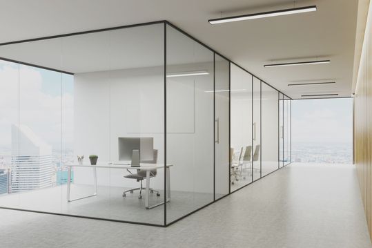 Glaskasten im Büroraum