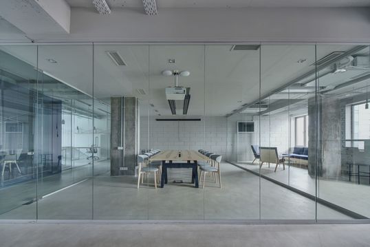 Loft, durch Glaswand in Räume geteilt