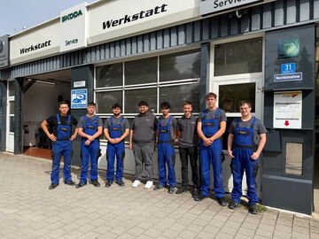 Neue Auszubildende vor der Werkstatt in Forstinning